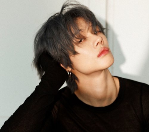 TXT ヨンジュン、アメリカの人気番組「The Kelly Clarkson Show」にソロで出演！新曲を披露