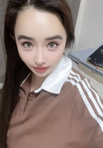 2NE1のBOM、再びセルフ熱愛説&hellip;突然のセクシーショット投稿に驚き