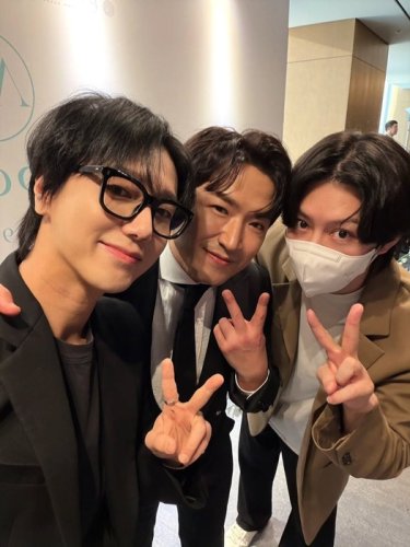 SUPER JUNIOR ヒチョル＆イェソン、SMの先輩・神話 ミヌの結婚を祝福！写真を公開