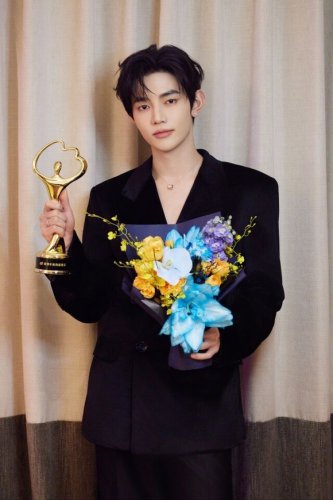 ZEROBASEONE ジャン・ハオ、K-POP歌手で唯一！中国「Weiboの夜」話題性・影響力の部門で受賞