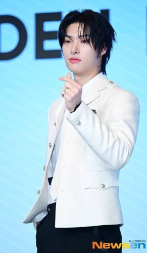 ATEEZのMINGI、公演中に指を骨折&hellip;「WATERBOMB」のステージで転倒事故