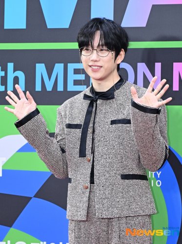 【PHOTO】10CM クォン・ジョンヨル「MMA 2025」レッドカーペットに登場