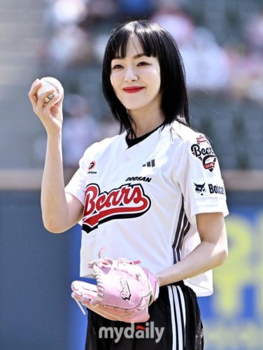 【PHOTO】紫雨林、始球・始打式に登場&hellip;爽やかなユニフォーム姿