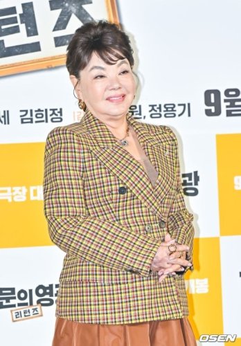 キム・スミさん、死去から1年&hellip;息子夫婦が生前の日記による収益金を寄付