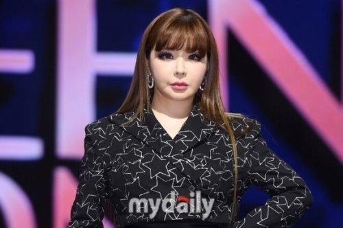 &ldquo;活動中断&rdquo;2NE1のBOM、所属事務所との契約終了を発表「健康回復と休息に専念」