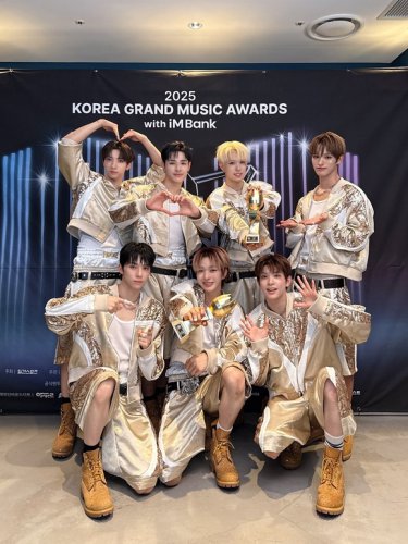 NEXZ「2025 KGMA」でW受賞の快挙！タイトル曲「Beat-Boxer」MV再生回数が3000万回を突破