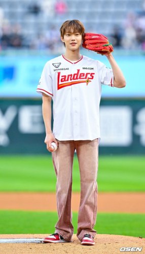 【PHOTO】SM所属の若手俳優チョ・ジュニョン、始球式に登場&hellip;爽やかなユニフォーム姿