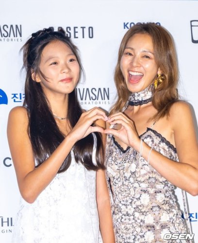 【PHOTO】SHIHO＆娘サランちゃん親子「ソウルファッションウィーク」に出席&hellip;ランウェイにも登場