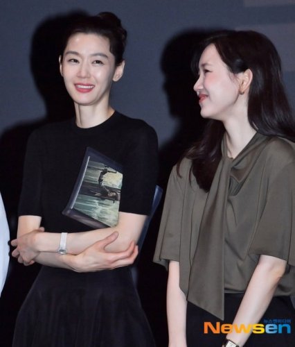 【PHOTO】チョン・ジヒョン＆ク・ギョファン＆チ・チャンウクら、映画「群体」舞台挨拶に出席