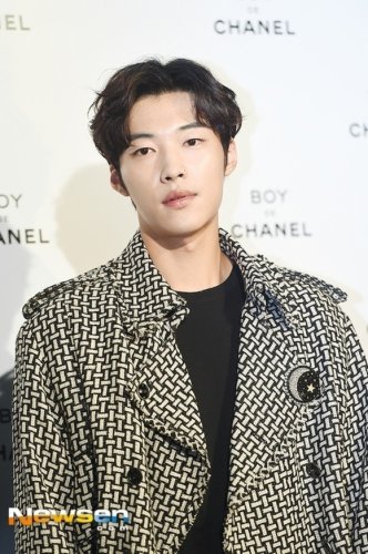 ウ・ドファン、たくましいボディに釘付け！恋人のようなオフショット