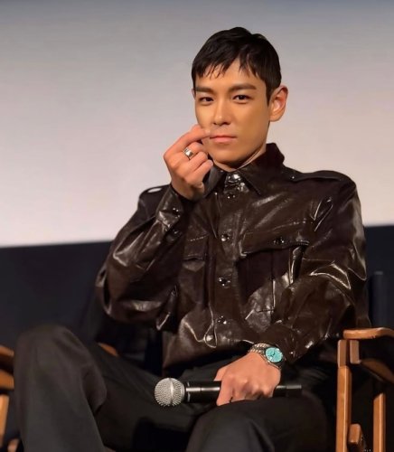 BIGBANG出身T․O․P、笑顔で指ハートも&hellip;「イカゲーム」共演者らとイベントに登場