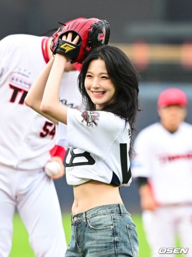 【PHOTO】fromis_9 ソン・ハヨン＆ペク・ジホン、始球・始打式に登場&hellip;キュートな笑顔