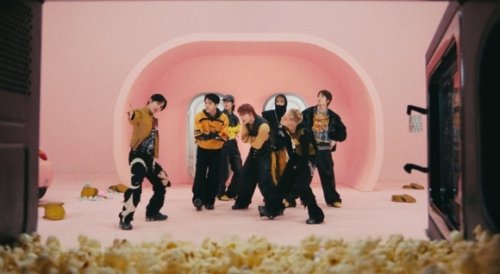 NouerA、タイトル曲「POP IT LIKE」MV公開&hellip;メンバーたちの強烈なスタイリングに注目