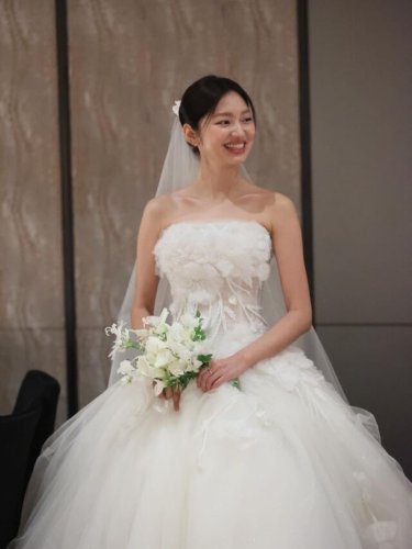 チェ・ユファ、結婚と妊娠を電撃発表&hellip;美しいウエディング写真を公開「大切な命が訪れた」