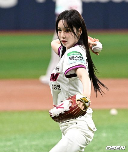 【PHOTO】ナム・ギュリ、始球式に登場&hellip;美しいユニフォーム姿