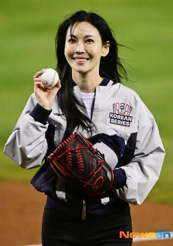 【PHOTO】キム・ソヨン、始球式に登場&hellip;美しい投球フォーム