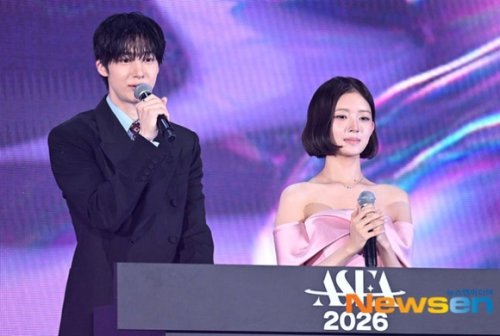 【PHOTO】MONSTA X ヒョンウォン＆IVE レイ「ASEA 2026」ステージに登場