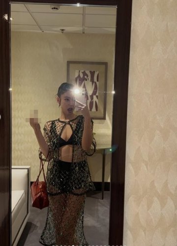 BLACKPINK ジェニー、ハグショットから中指を立てるポーズまで&hellip;パリでの写真に注目
