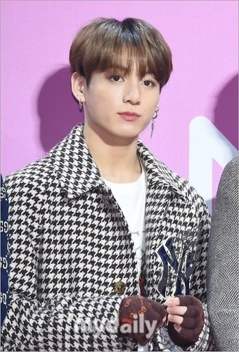 BTS ジョングク、サセンファンの迷惑行為に警告&hellip;拳を振り上げるジェスチャーも
