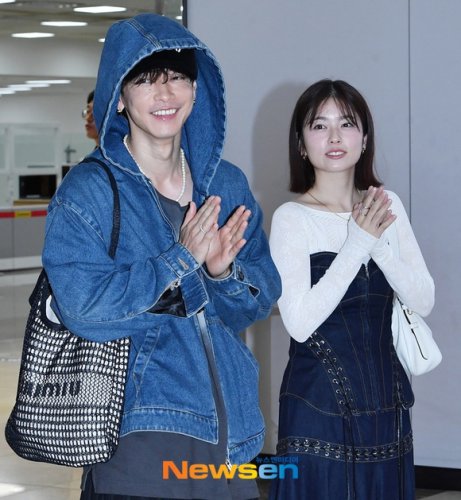 【PHOTO】小芝風花＆佐藤健、日本版「私の夫と結婚して」W主演の2人が韓国へ！花束贈呈に笑顔（動画あり）