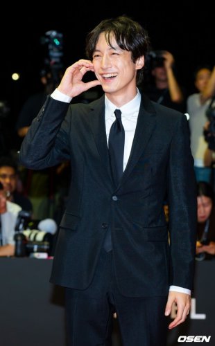 【PHOTO】坂口健太郎「釜山国際映画祭」開幕式のレッドカーペットに笑顔で登場（動画あり）