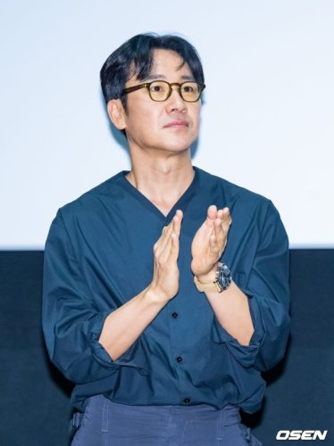 【PHOTO】オム・テウン、約9年ぶりの復帰作「最後の宿題」舞台挨拶に出席&hellip;実姉オム・ジョンファも応援に