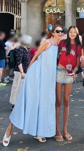 サランちゃん、長すぎる脚に釘付け！母SHIHOと並んで非現実的なプロポーションをアピール
