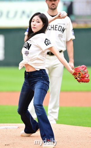【PHOTO】LOVELYZ ジョン・イェイン、始球式に登場&hellip;キュートな笑顔