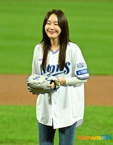 【PHOTO】オム・ジウォン、始球式に登場&hellip;美しいユニフォーム姿