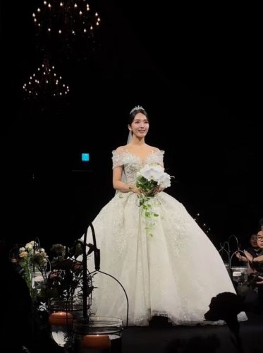 AOA ドファがついに結婚！挙式にはジミンらメンバーの姿も&hellip;美しいドレス姿に釘付け