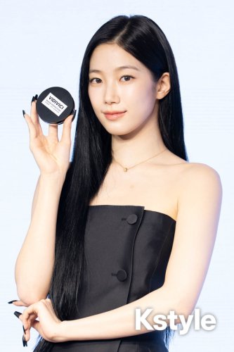 【PHOTO】LE SSERAFIMのKAZUHA、原宿に黒ミニワンピで降臨！「ブランドの魅力を皆さんにお伝えしたい」