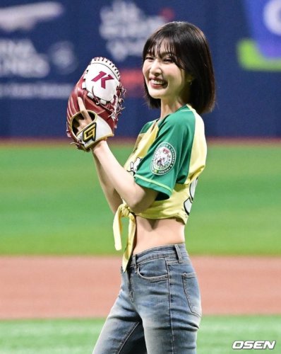 【PHOTO】Red Velvet ジョイ、始球式に登場&hellip;細いウエストに釘付け