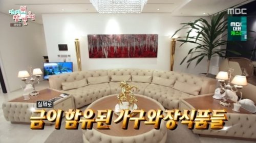 ジュンス、金が大好き？インテリアから車まで黄金色に囲まれた生活が話題に（動画あり）