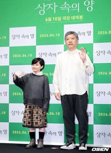【PHOTO】是枝裕和監督＆桒木里夢が訪韓！映画「箱の中の羊」記者懇談会に出席