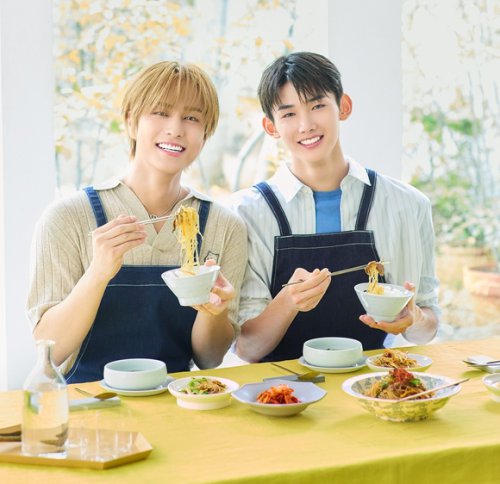 ＆TEAMのTAKI＆JO、エプロン姿で韓国ごはんにトライ！6月17日発売「オレンジページ」巻頭の料理特集に登場