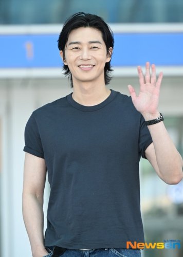 【PHOTO】パク・ソジュン、海外スケジュールのため出国&hellip;爽やかな笑顔