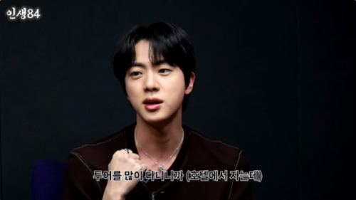 BTS ジン、雨に当たりながら爆睡！？「軍隊に行ってから変わった」