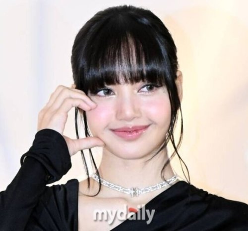 BLACKPINK リサ、セクシーなシースルー衣装で美ボディをアピール！