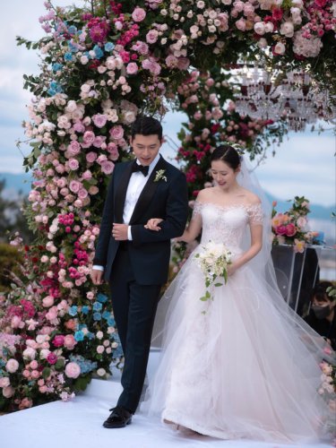 ソン・イェジン、夫ヒョンビンとの結婚4周年をお祝い！童話のような美しいウエディング写真を公開
