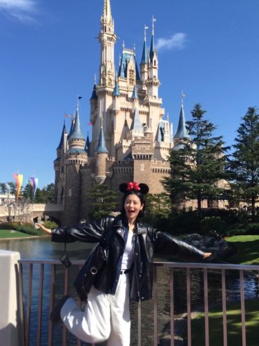 シン・イェウン、東京ディズニーランドを満喫！日本旅行の記念ショットやVlog公開（動画あり）