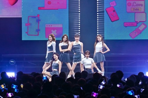 パワフルなステージで圧倒！トークでは人懐っこい笑顔も「本当に幸せ」, チームに分かれてミッションに挑戦！, J-POPカバーも！HANAの「Blue Jeans」を披露, iznaだけの日本公演「私たちにとってプレゼントのような1日」, 【REPORT】izna、日本初ファンコン大盛況！「いつか日本で単独公演をしたいという夢が叶いました」