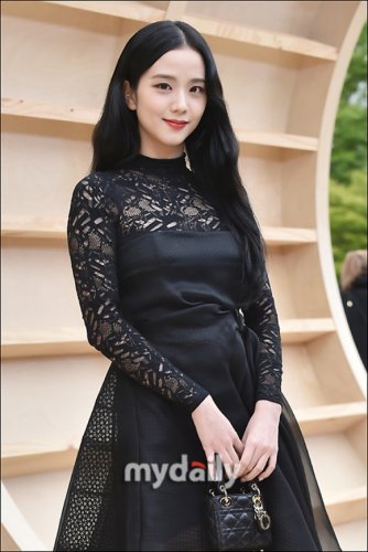 BLACKPINK ジス、実兄の名前が「マンスリー彼氏」クレジットから突然削除？議論が拡大