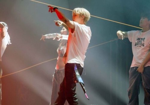 iKON ジナン、ツアーのソウル公演にメンバーが登場！ヒット曲メドレーにファンが熱狂