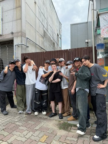 SEVENTEEN、ウジ＆ホシを見送り！入隊前に撮った写真を公開&hellip;坊主頭をなでる様子も（動画あり）
