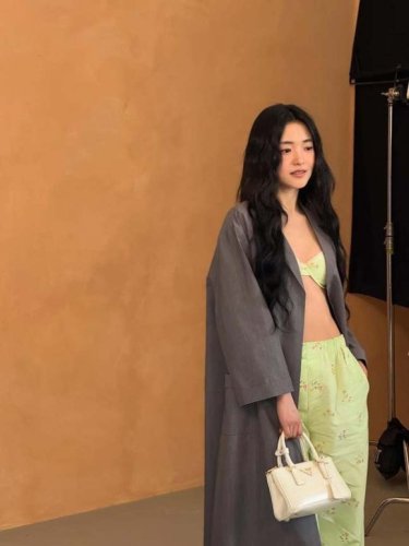 キム・テリ、大胆なブラトップ姿を披露&hellip;長澤まさみらと「PRADA」のショーに出席