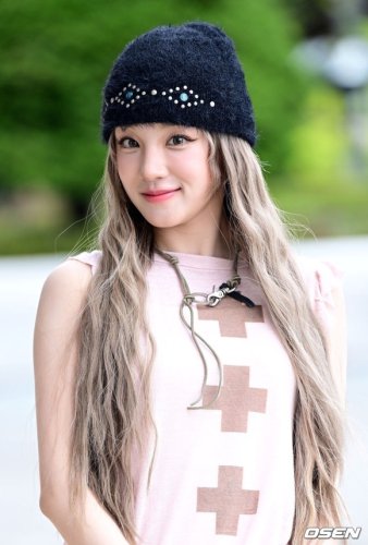 【PHOTO】i-dle ウギ、ラジオ出演のため放送局へ&hellip;キュートな表情