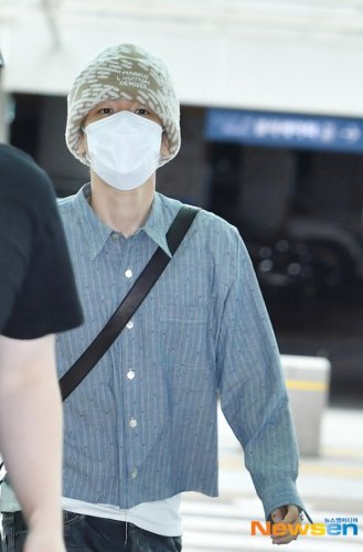 【PHOTO】EXO ベクヒョン、ワールドツアーのため台湾へ出国&hellip;小走り姿が可愛いと話題に