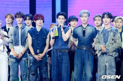 【PHOTO】AND2BLE、再デビュー後初の音楽番組1位に！「THE SHOW」トロフィーを手に涙ぐむ姿も
