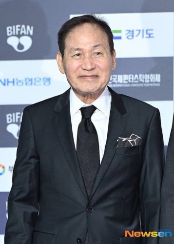 コ・ヒョンジョンからコ・ギョンピョまで、俳優アン・ソンギさんを哀悼&hellip;李在明大統領もメッセージ