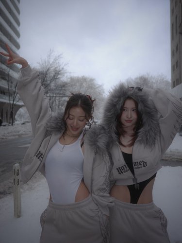 TWICE ジヒョ＆モモ、雪の中でダンス！大胆な露出衣装に注目（動画あり）